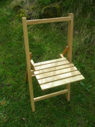 Dřevěná židlička.