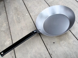 Železná pánev 27 cm - hluboká.